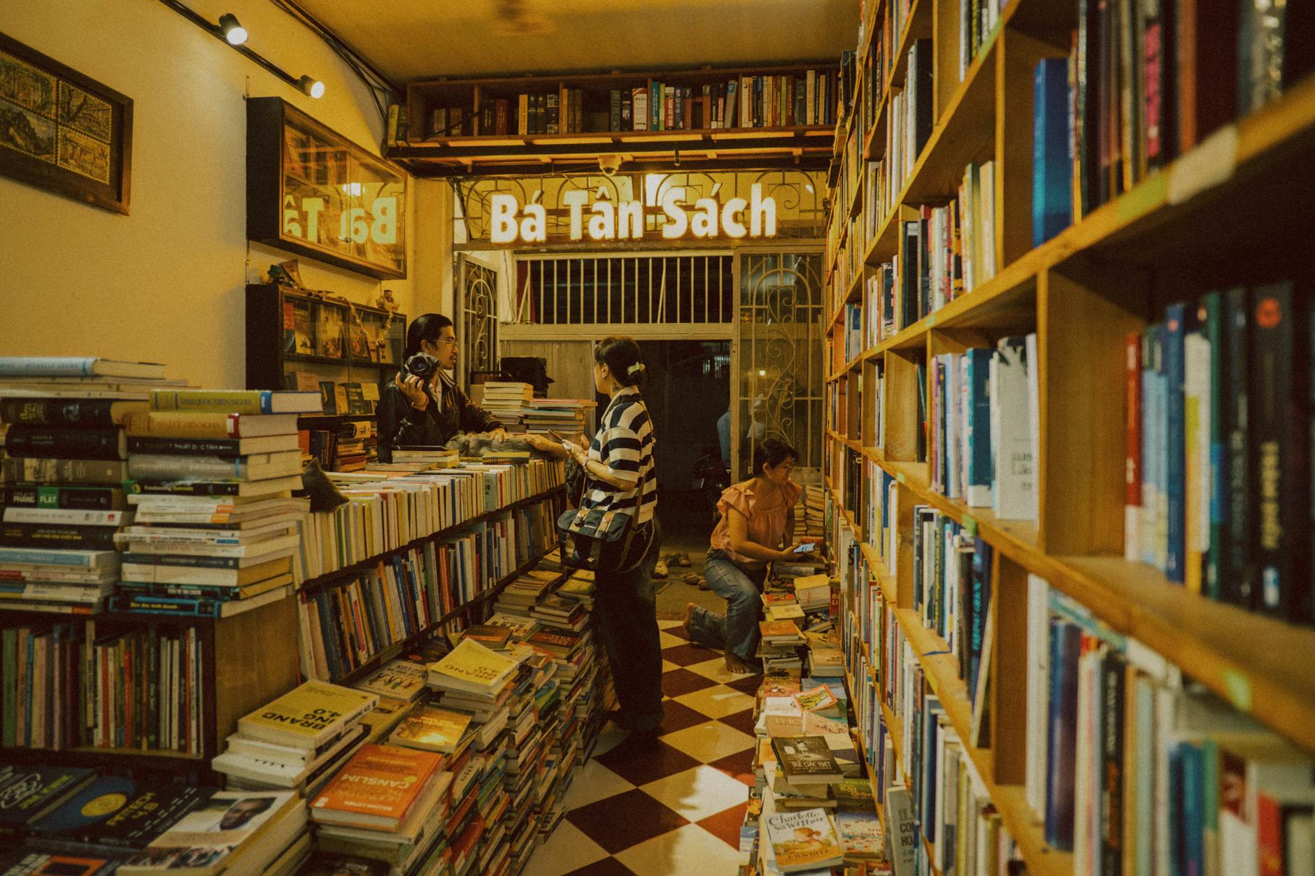 Người đang tính toán ngân sách cá nhân bằng sổ tay
